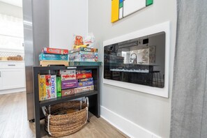 Games room - Modern 3BR home 8 min to Airport that sleeps 8 (HAPEVILLE)