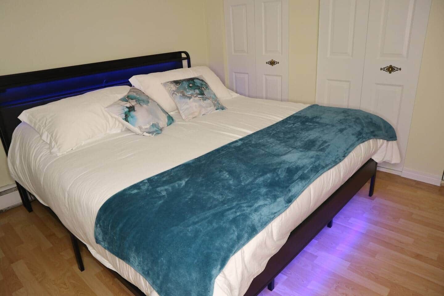 Iron/ironing board, WiFi, bed sheets