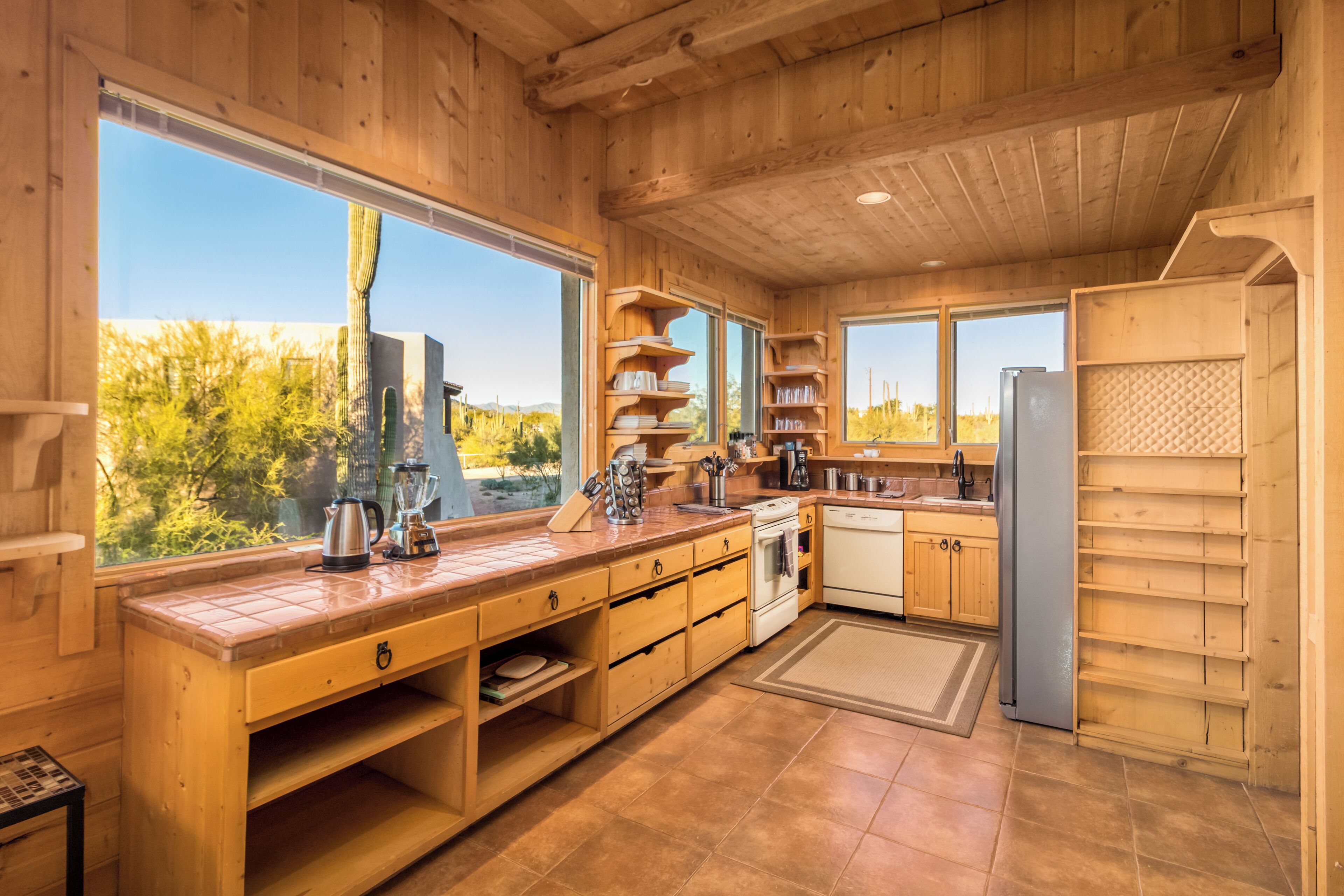 Een magnetron, een oven, een kookplaat, een vaatwasser