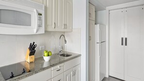 Microwave, oven, stovetop, dishwasher - Peaceful resort on the edge of charming Newport. (Newport)