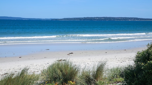 Beach nearby - Coastline Callala - Pet Friendly with Fire Pit (Callala Beach)