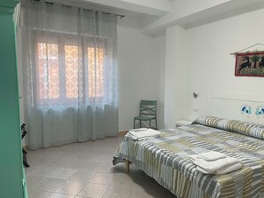 Silitysrauta/-lauta, Wi-Fi, vuodevaatteet