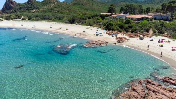 A beach with clear turquoise water, rocky outcrops, and a mountainous backdrop. - Just minutes from Ogliastra's most beautiful beaches, rooms with en suite facilities (Cardedu)