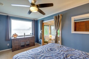 2 bedrooms, desk, iron/ironing board, travel cot - Steps to Beach: Scenic Escape in Port Orchard! (Port Orchard)