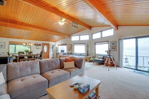 Fernseher, Kamin, Bücher, Stereoanlage