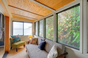 Fernseher, Kamin, Bücher, Stereoanlage