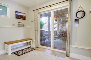 Interior - 'The Salty Hawk Hideaway' - Chic Everett ADU (Everett)