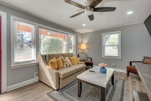 TV - 4 Mi to Mercedes-Benz! Cutest Venetian Hills Stay (Atlanta)