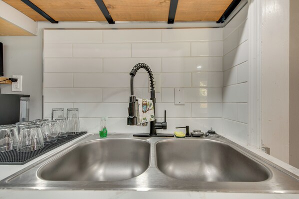 Fridge, microwave, stovetop, dishwasher - 4 Mi to Mercedes-Benz! Cutest Venetian Hills Stay (Atlanta)