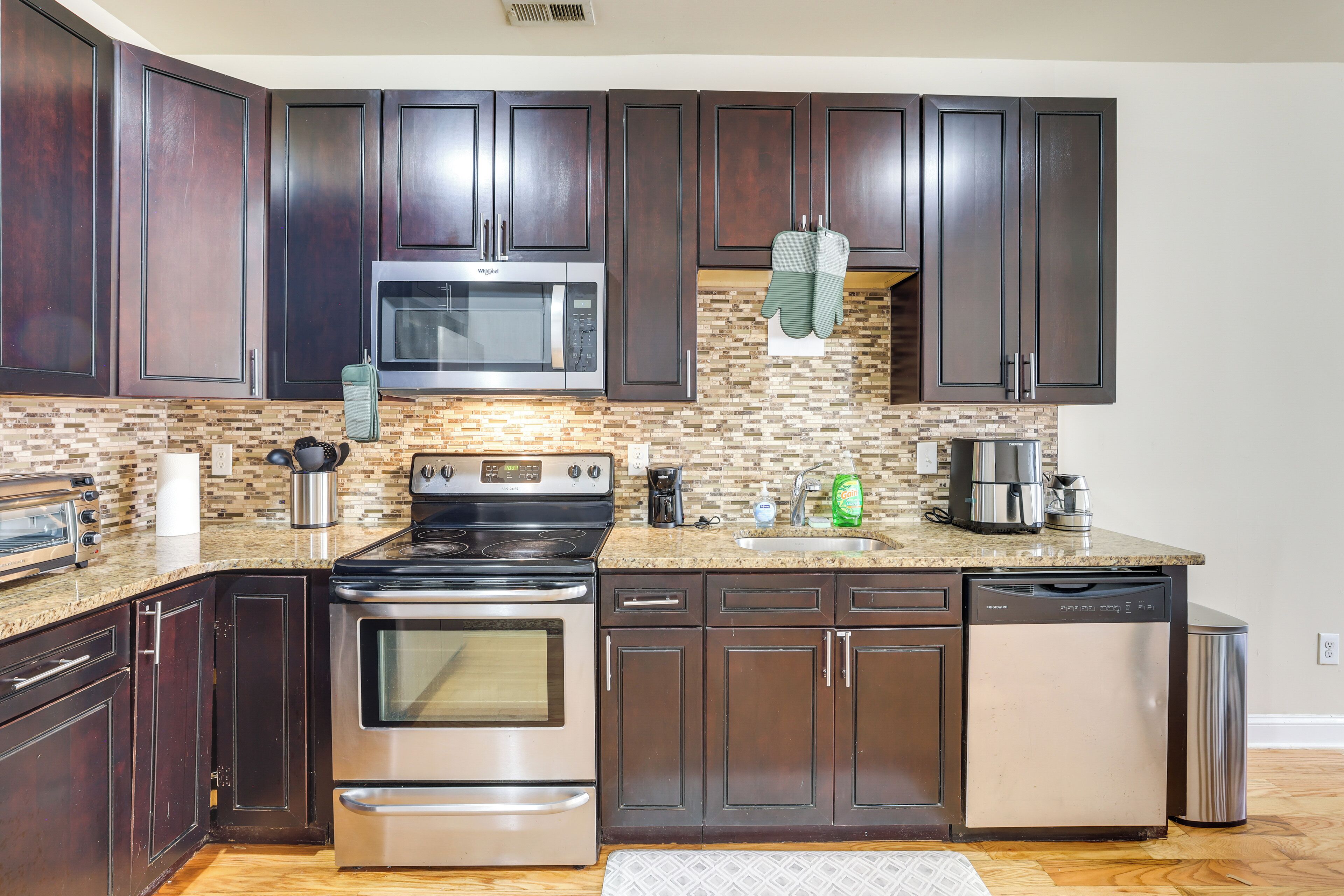 Fridge, microwave, stovetop, dishwasher