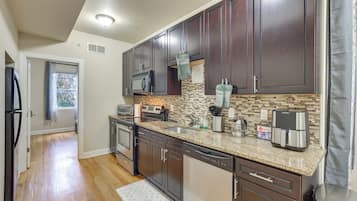 Fridge, microwave, stovetop, dishwasher