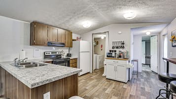 Fridge, microwave, stovetop, dishwasher