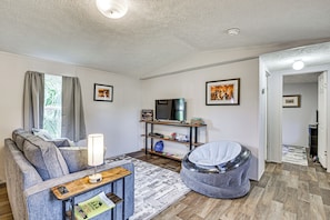 TV, video games, books - Riverfront Floral City Stay w/ Dock & Hot Tub! (Floral City)
