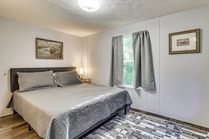 Iron/ironing board, Internet, bed sheets - Riverfront Floral City Stay w/ Dock & Hot Tub! (Floral City)