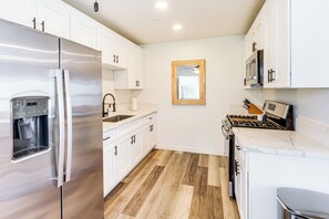 Kühlschrank, Mikrowelle, Herdplatte, Wasserkocher mit Kaffee-/Teezubehör