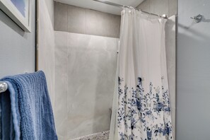 Free toiletries, hair dryer, towels - 10 Mi to Lake Conroe: Couple’s Retreat w/ Porch! (Montgomery)