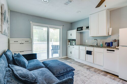 10 Mi to Lake Conroe: Couple’s Retreat w/ Porch!