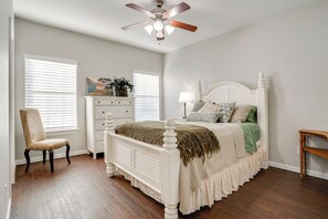 Desk, iron/ironing board, Internet, bed sheets - 1 Mi to Historic Dtwn Weatherford: Home w/ Yard (Weatherford)