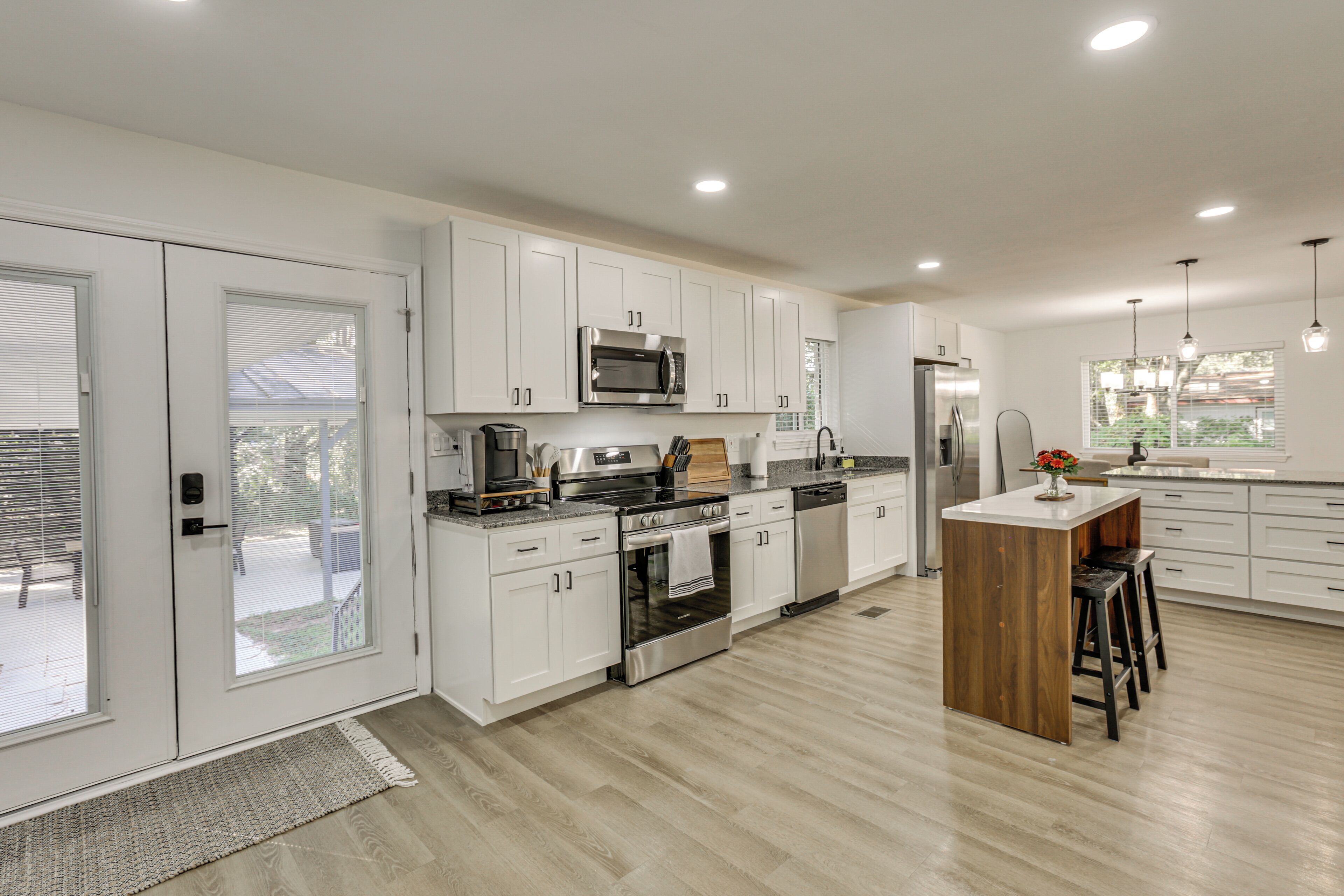 Kühlschrank, Mikrowelle, Herdplatte, Geschirrspüler