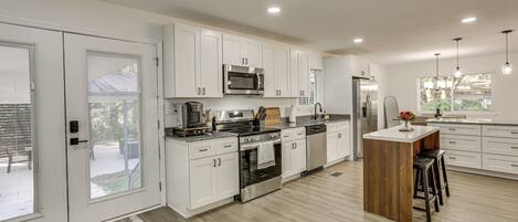 Fridge, microwave, stovetop, dishwasher