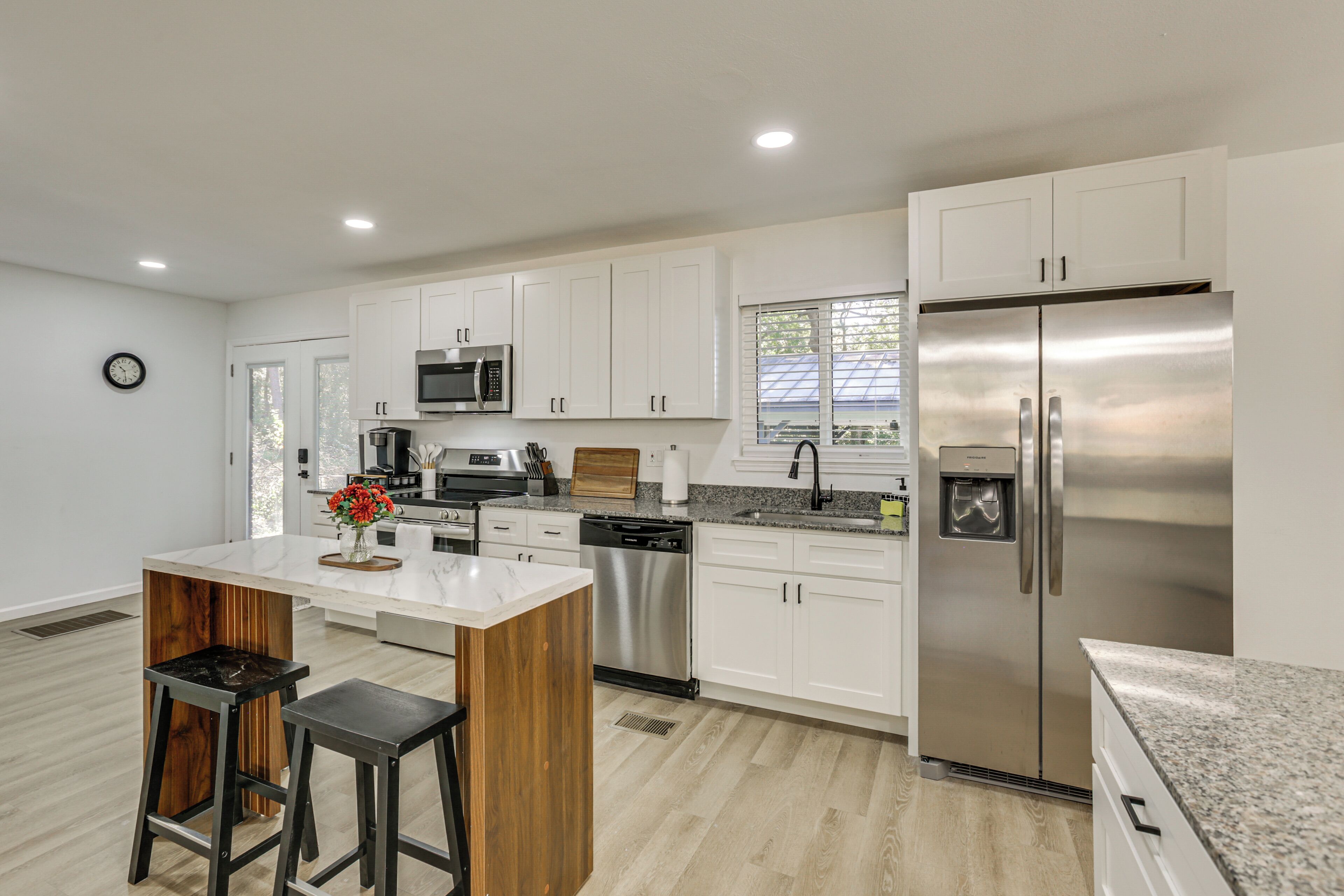 Fridge, microwave, stovetop, dishwasher