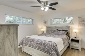 A bedroom with a bed, two bedside tables, a ceiling fan, and two windows with blinds. - 2 Mi to FSU! Group-Friendly Tallahassee Getaway (Tallahassee)