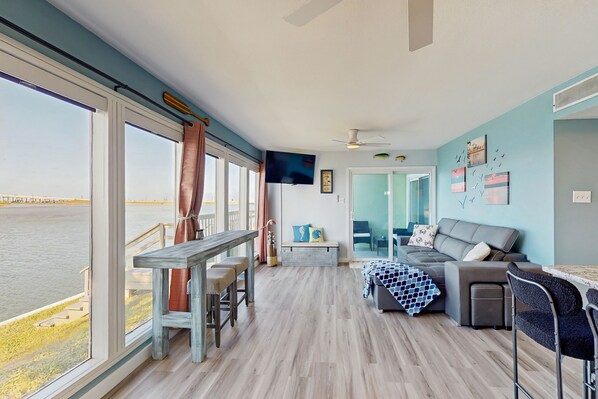 TV - Water front, dog-friendly home near fishing, beaches, & dining - shared pool (Corpus Christi)
