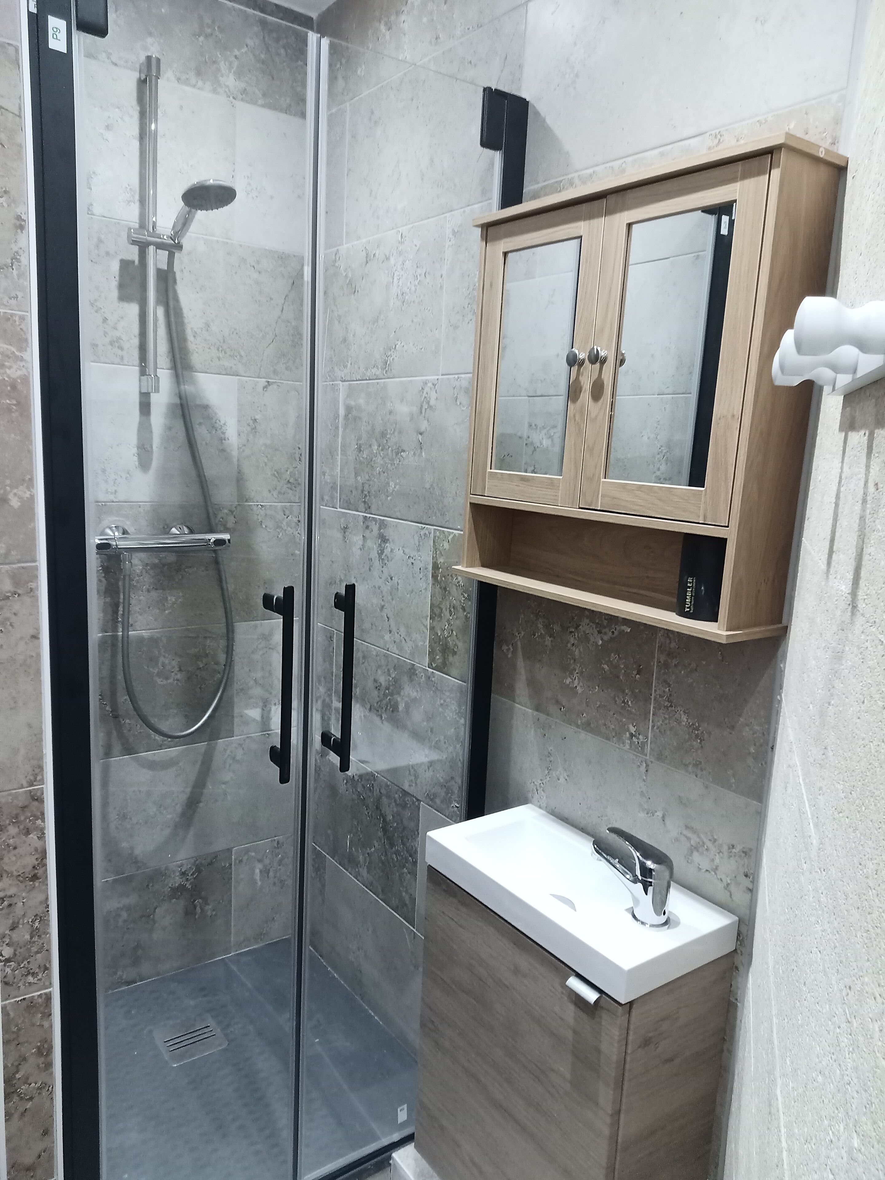 Een douche, handdoeken, zeep, toiletpapier