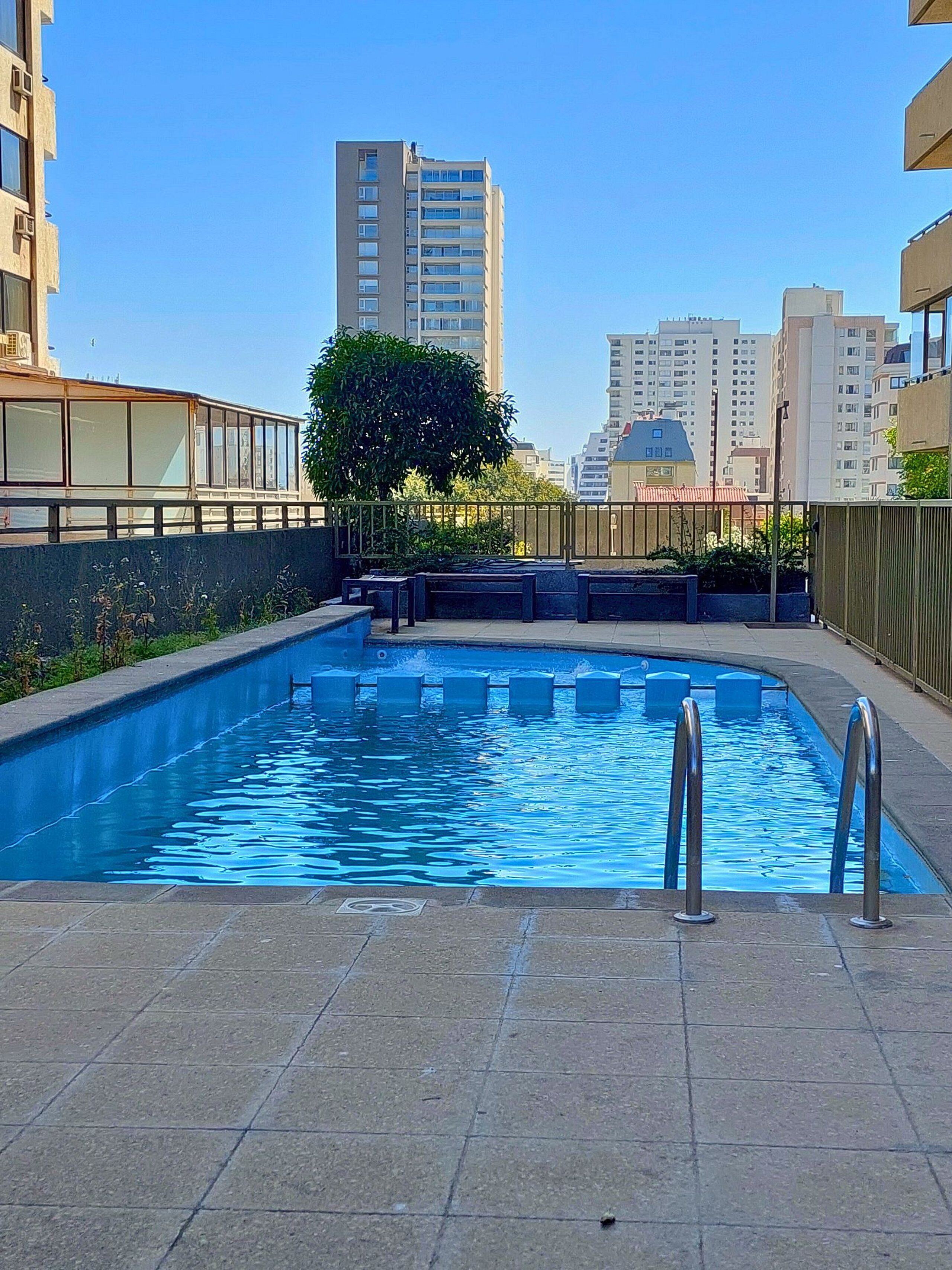 Una piscina al aire libre de temporada