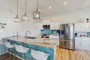 Fridge, microwave, oven, stovetop - Spacious coastal home w fishing, private BBQ, & shared pool - steps to sand (Rockport)