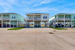 Exterior - Spacious coastal home w fishing, private BBQ, & shared pool - steps to sand (Rockport)