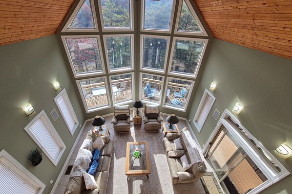 Televisión, chimenea, videojuegos y futbolito 