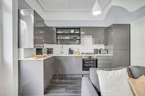 Four, lave-vaisselle, cafetière/bouilloire
