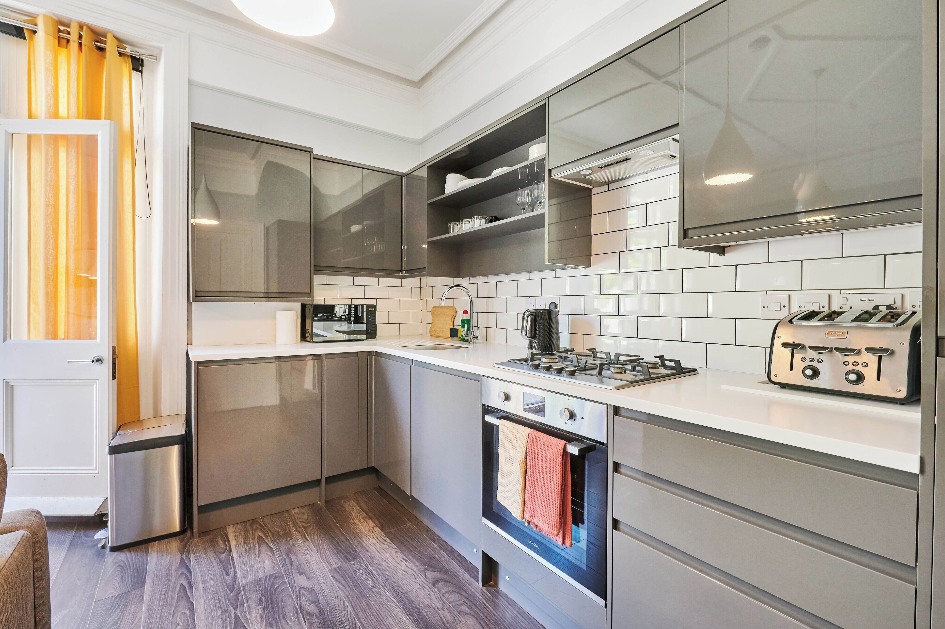 Four, lave-vaisselle, cafetière/bouilloire