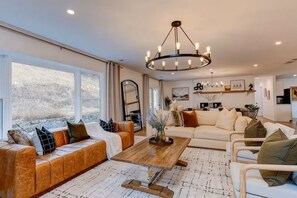 Smart TV, ping pong, books - 6-Bed Luxe Secluded Retreat 15 min to Asheville, Huge Gameroom,Hot tub,Poker Tbl (Alexander)