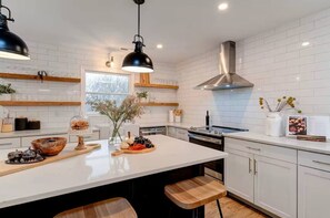 Fridge, microwave, oven, stovetop - 6-Bed Luxe Secluded Retreat 15 min to Asheville, Huge Gameroom,Hot tub,Poker Tbl (Alexander)