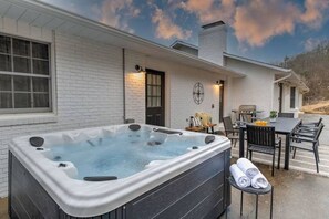 Outdoor dining - 6-Bed Luxe Secluded Retreat 15 min to Asheville, Huge Gameroom,Hot tub,Poker Tbl (Alexander)