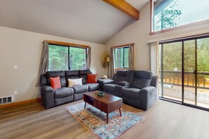 TV - Charming cabin w/ deck, fire pit, fast wifi & great location (Ronald)
