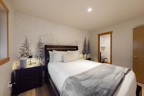 Iron/ironing board, Internet, bed sheets - Charming cabin w/ deck, fire pit, fast wifi & great location (Ronald)