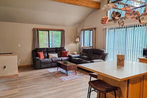 TV - Charming cabin w/ deck, fire pit, fast wifi & great location (Ronald)