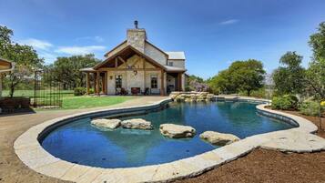 Una piscina al aire libre, una piscina climatizada