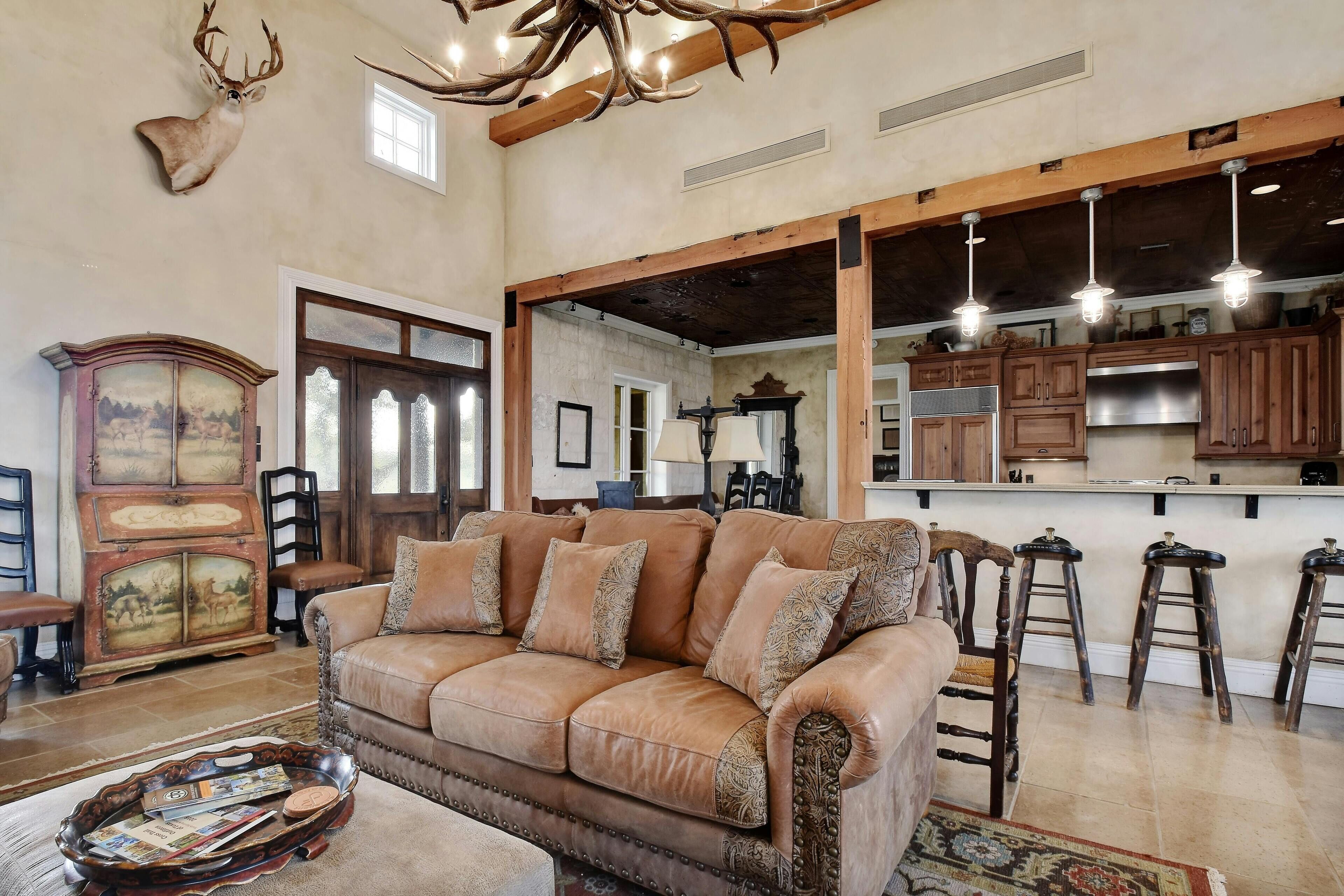 Smart TV, chimenea, reproductor de DVD y libros 