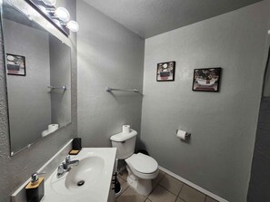 Haartrockner, Handtücher, Toilettenpapier