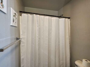 Hiustenkuivaaja, pyyhkeet, vessapaperi