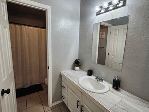 مجففات شعر، مناشف، ورق حمّام