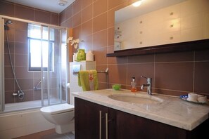 Assecador de cabells, tovalloles, sabó i paper higiènic