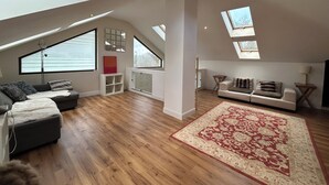 Un loft amplio con techos altos, ventanas grandes y un interior moderno.