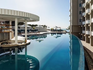 حمام سباحة