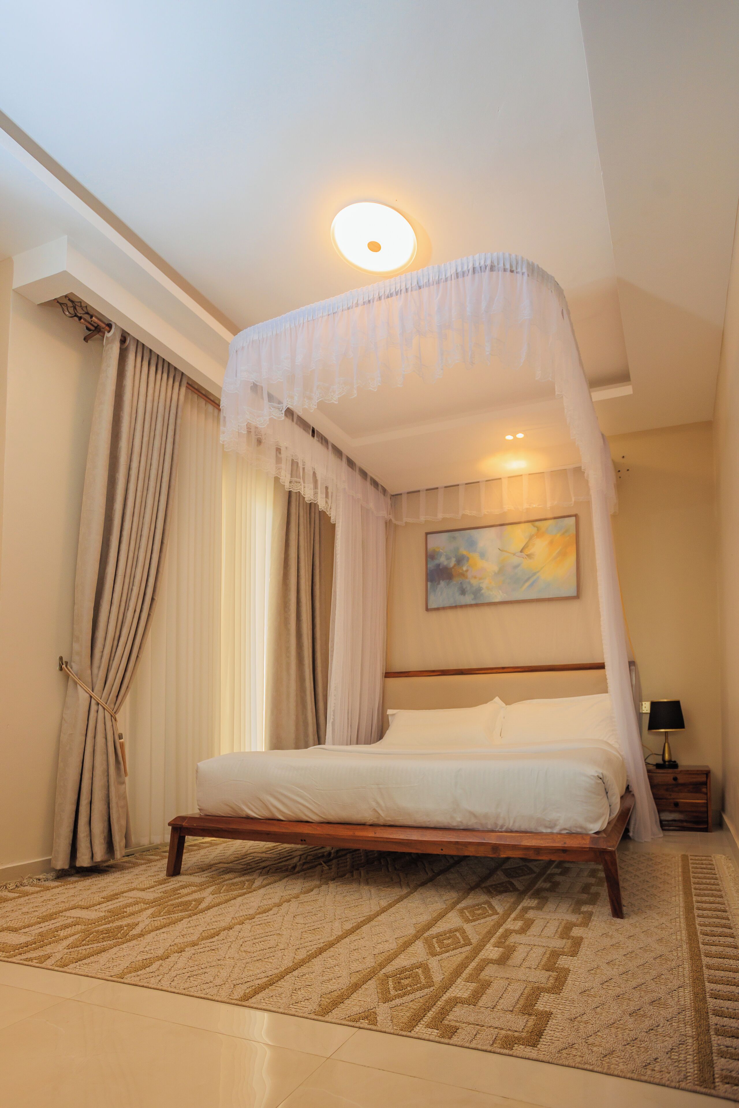 Een strijkplank/strijkijzer, wifi, beddengoed