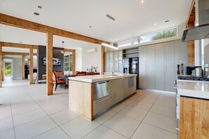 冷蔵庫、電子レンジ、オーブン、コンロ